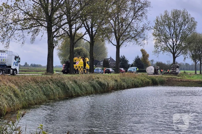 Vrachtwagen kantelt en beschadigt monument