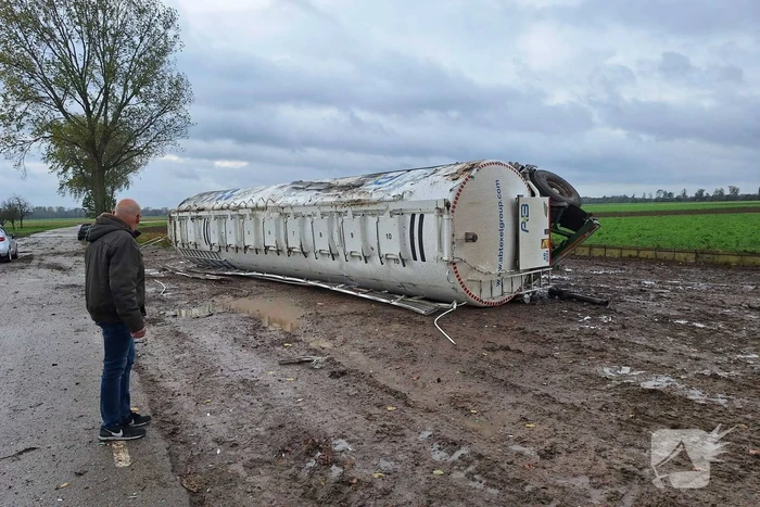 Vrachtwagen kantelt en beschadigt monument