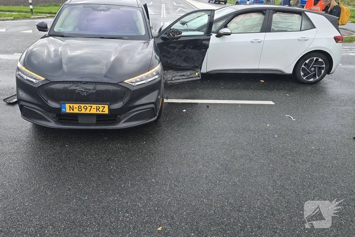 Twee auto's botsen op kruising