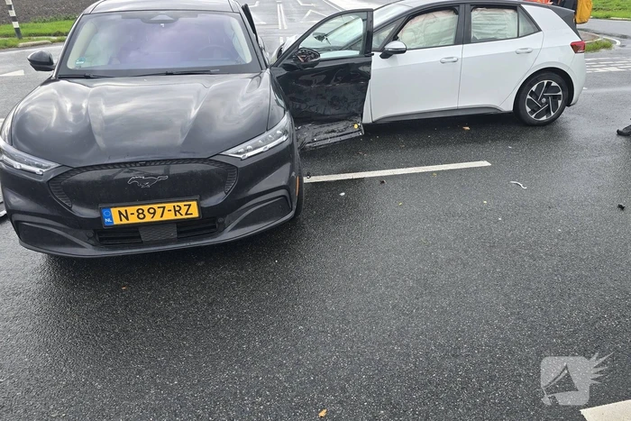 Twee auto's botsen op kruising