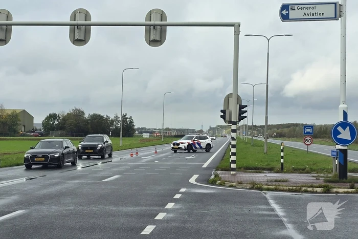 Twee auto's botsen op kruising