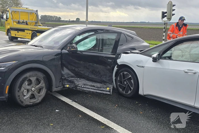 Twee auto's botsen op kruising