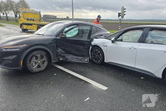 Twee auto's botsen op kruising