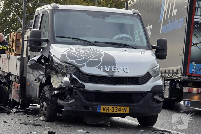 Botsing tussen personenwagen en bakwagen