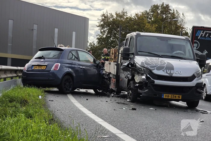 Botsing tussen personenwagen en bakwagen