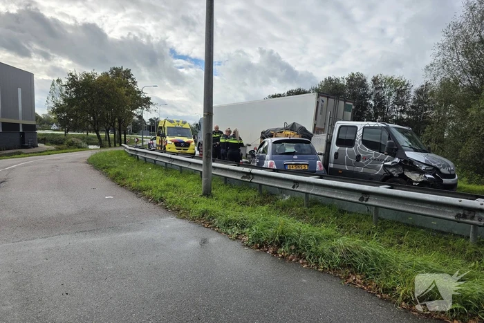 Botsing tussen personenwagen en bakwagen