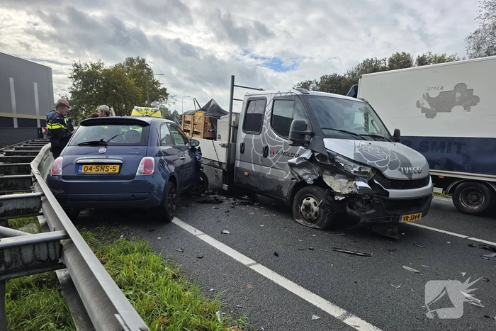Botsing tussen personenwagen en bakwagen