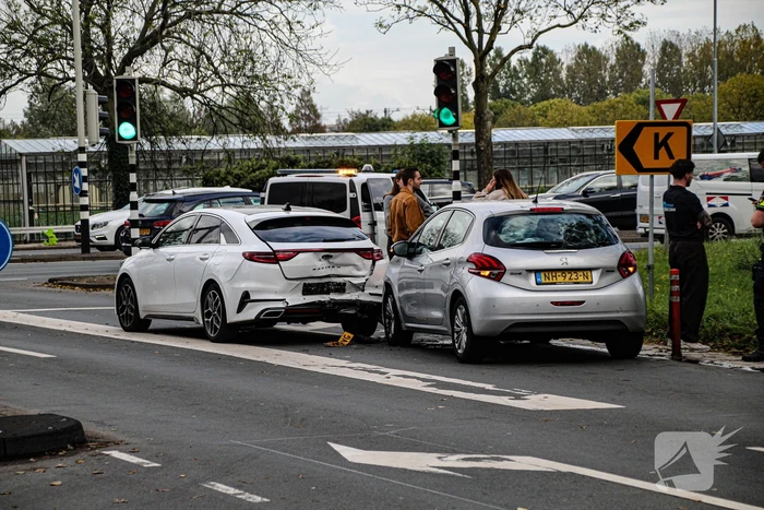 Kop-staartbotsing leidt tot schade, geen gewonden