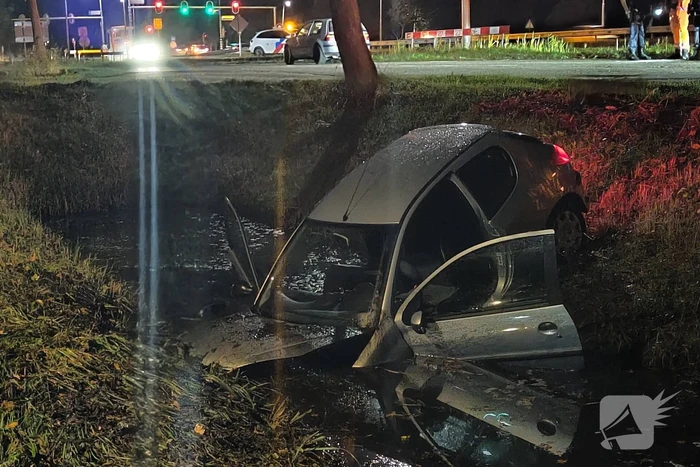 Automobilist raakt van de weg en komt in water terecht