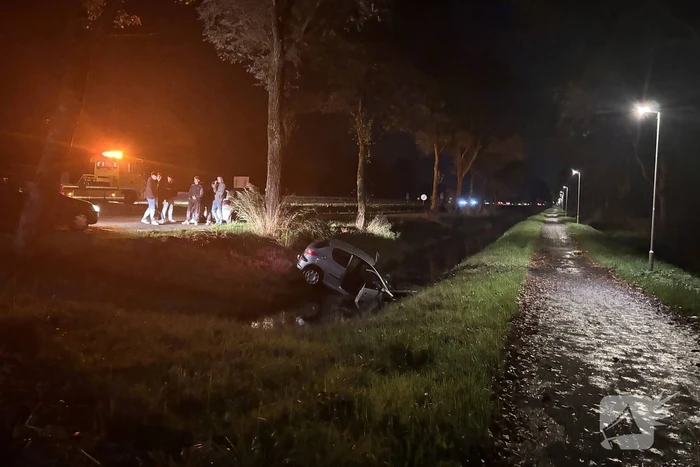 Automobilist raakt van de weg en komt in water terecht