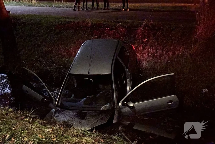 Automobilist raakt van de weg en komt in water terecht
