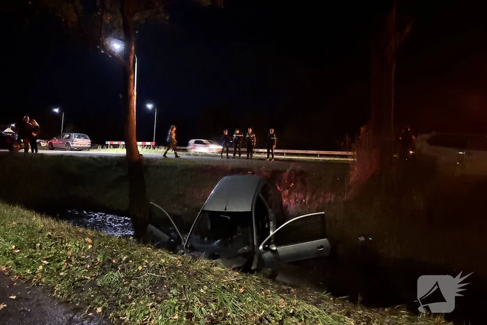 Automobilist raakt van de weg en komt in water terecht