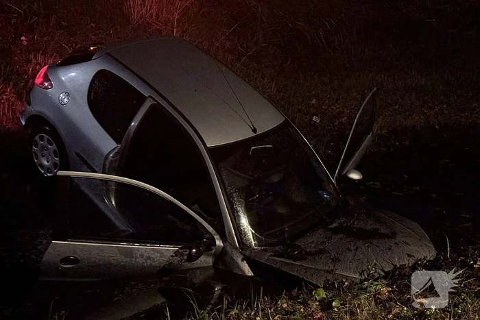 Automobilist raakt van de weg en komt in water terecht