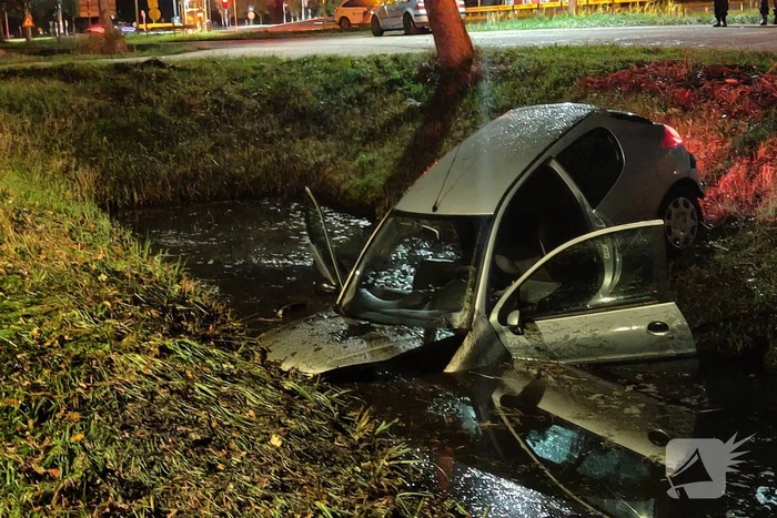 Automobilist raakt van de weg en komt in water terecht