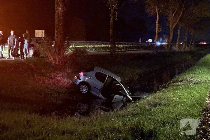 Automobilist raakt van de weg en komt in water terecht
