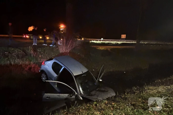 Automobilist raakt van de weg en komt in water terecht