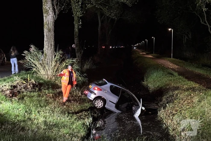 Automobilist raakt van de weg en komt in water terecht