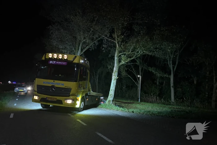 Automobilist raakt van de weg en komt in water terecht