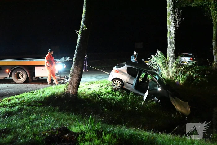 Automobilist raakt van de weg en komt in water terecht
