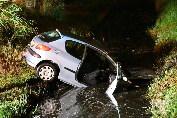Automobilist raakt van de weg en komt in water terecht