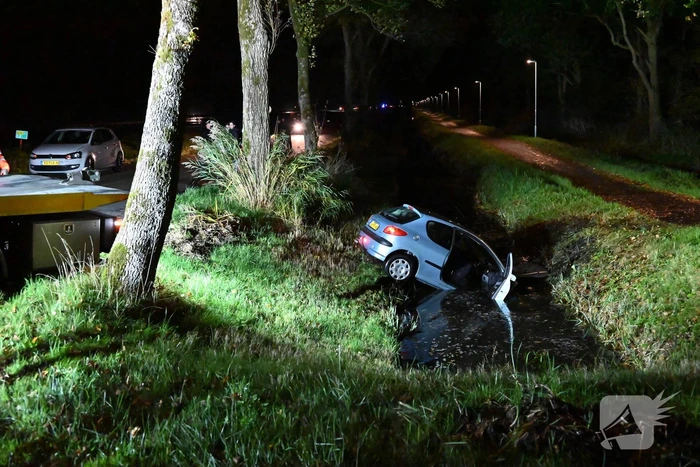 Automobilist raakt van de weg en komt in water terecht
