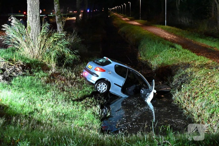 Automobilist raakt van de weg en komt in water terecht