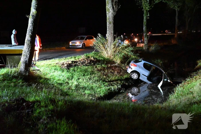 Automobilist raakt van de weg en komt in water terecht