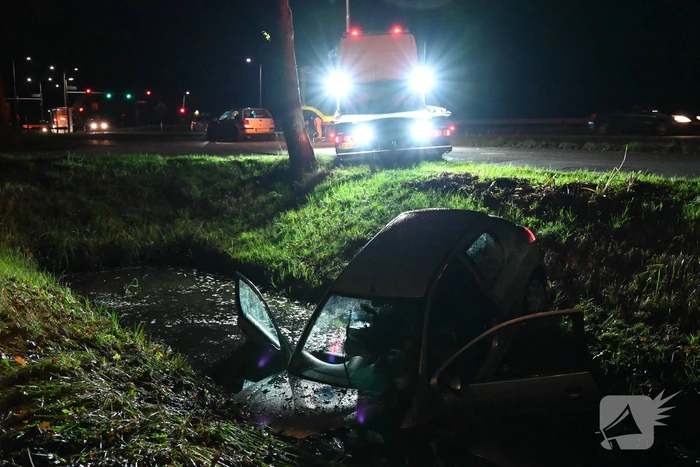 Automobilist raakt van de weg en komt in water terecht