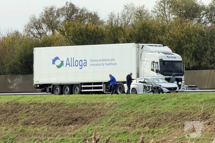 Auto en vrachtwagen botsen, niemand gewond