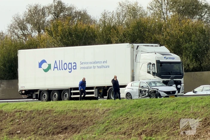 Auto en vrachtwagen botsen, niemand gewond