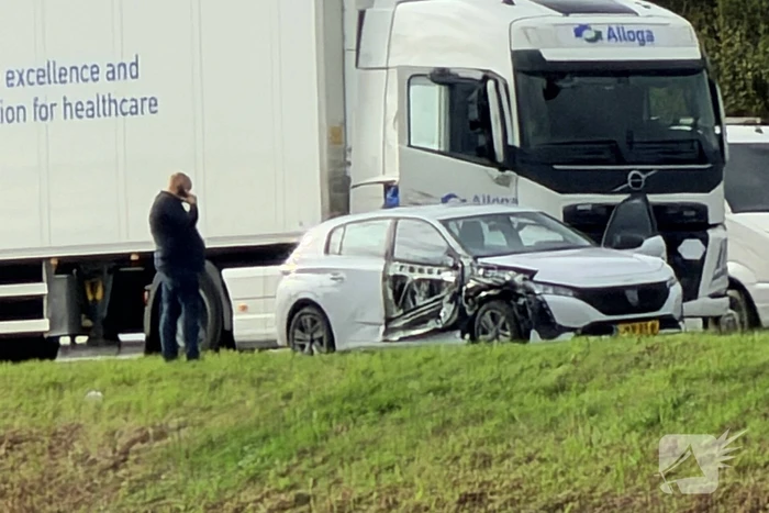 Auto en vrachtwagen botsen, niemand gewond