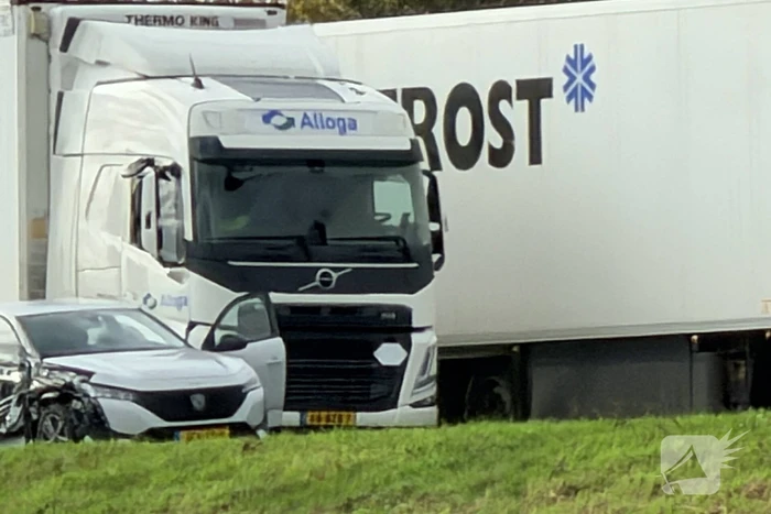 Auto en vrachtwagen botsen, niemand gewond