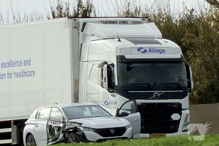 Auto en vrachtwagen botsen, niemand gewond