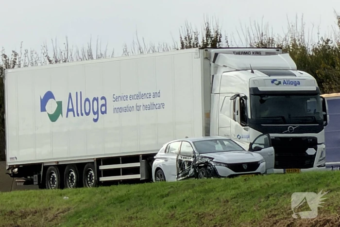 Auto en vrachtwagen botsen, niemand gewond
