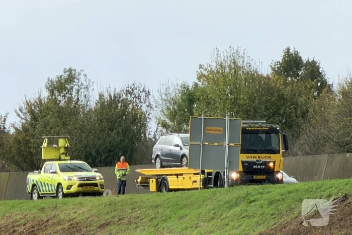 Auto en vrachtwagen botsen, niemand gewond