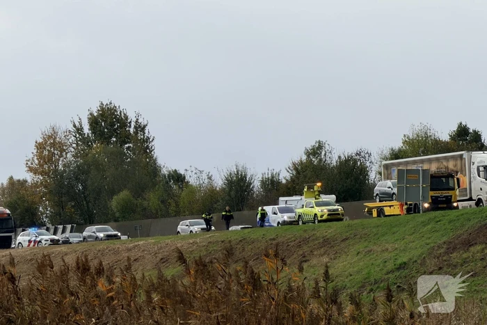 Auto en vrachtwagen botsen, niemand gewond