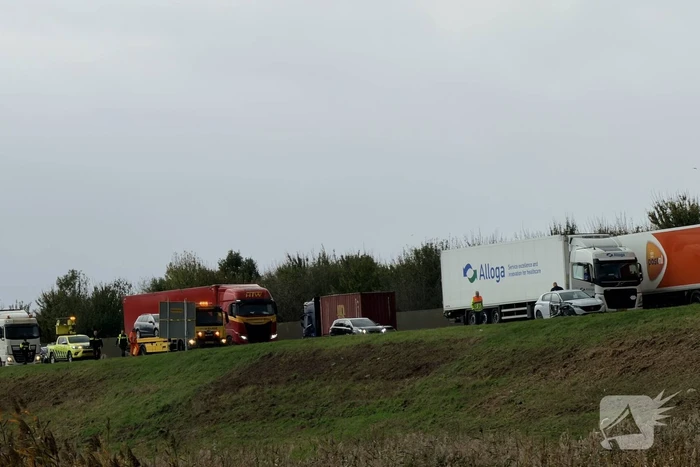 Auto en vrachtwagen botsen, niemand gewond
