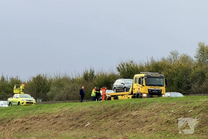 Auto en vrachtwagen botsen, niemand gewond