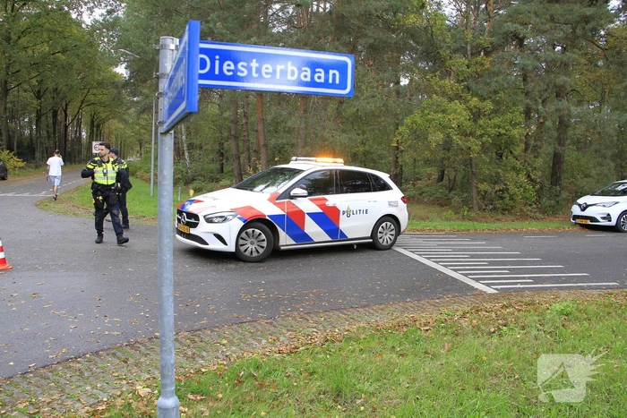 Auto en jeep botsen op kruising