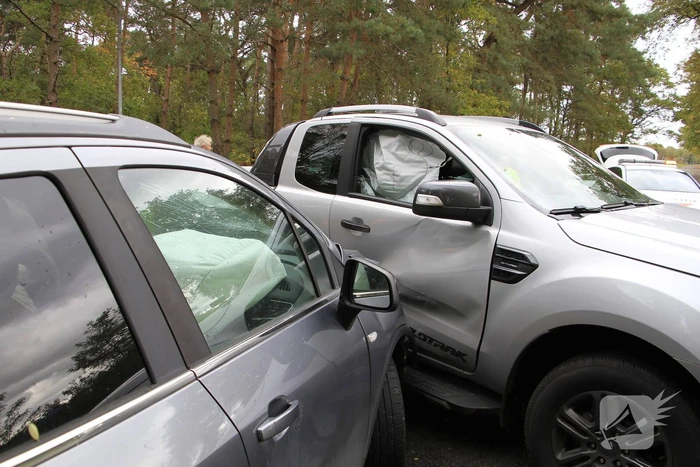 Auto en jeep botsen op kruising