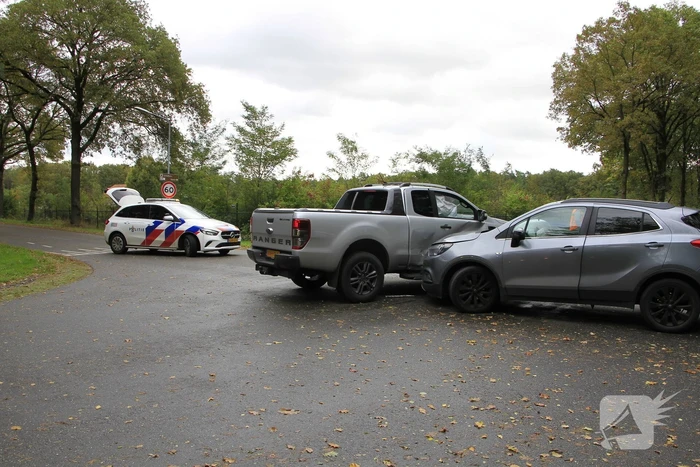 Auto en jeep botsen op kruising