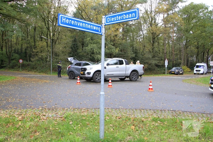 Auto en jeep botsen op kruising