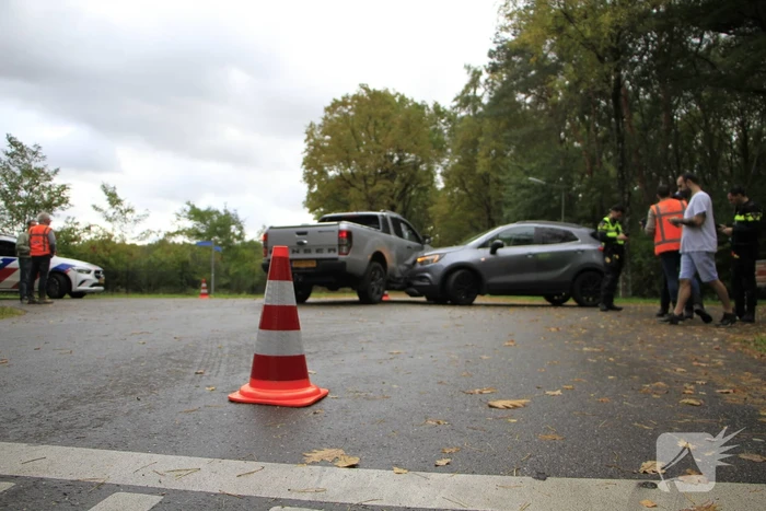 Auto en jeep botsen op kruising