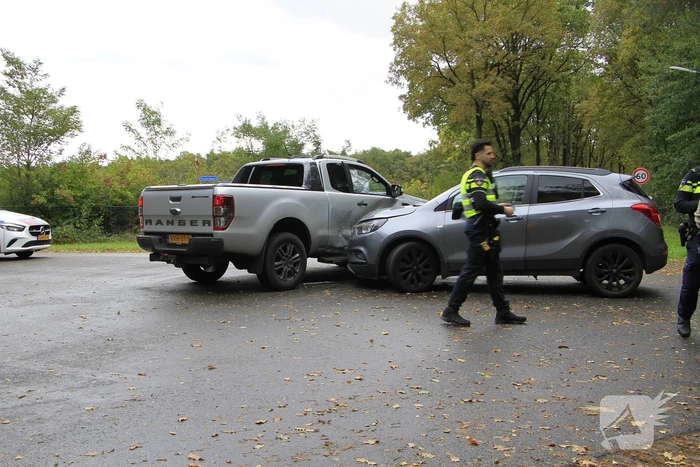 Auto en jeep botsen op kruising