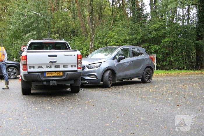 Auto en jeep botsen op kruising
