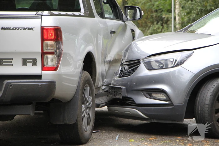 Auto en jeep botsen op kruising