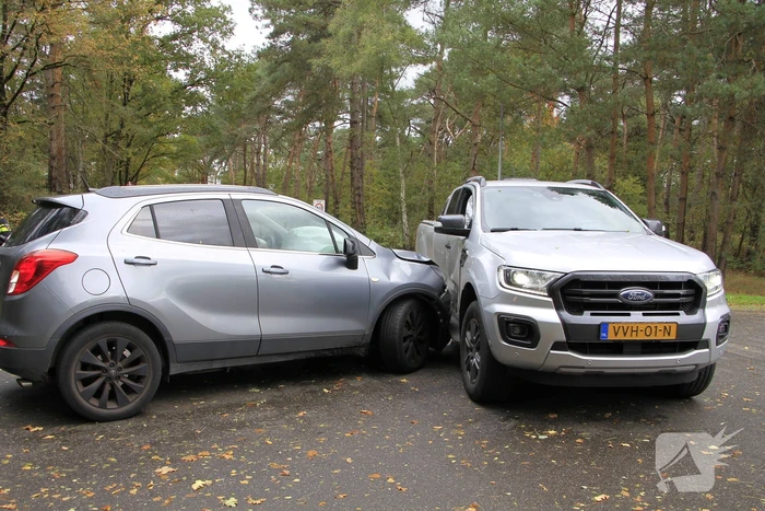Auto en jeep botsen op kruising