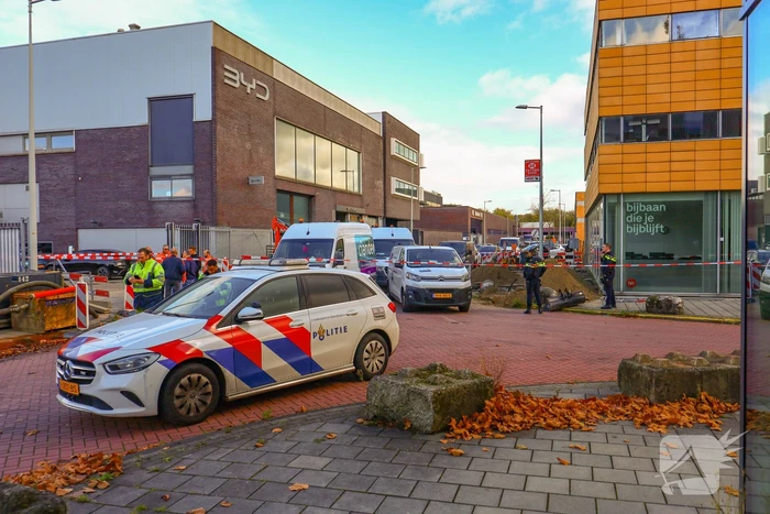 Ongeval leidt tot politieafsluiting bij autodealer