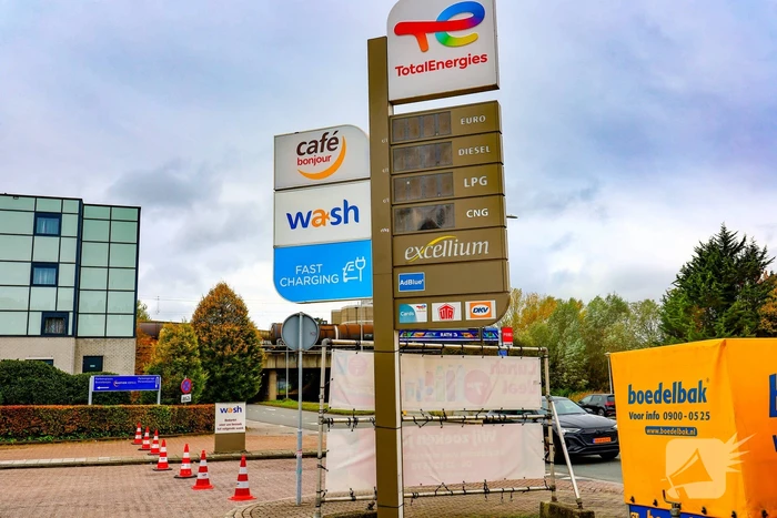 Ongeval leidt tot politieafsluiting bij autodealer