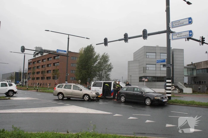Aanrijding op kruispunt leidt tot verkeershinder
